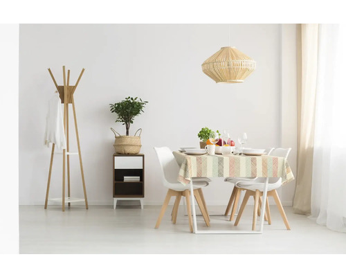 Salle à manger avec table, chaises, lampadaire, plante et commode