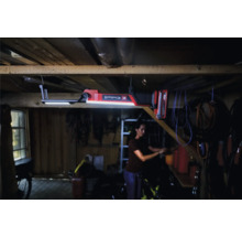 Logo Einhell Lampe à batterie dans l'atelier avec une personne en arrière-plan