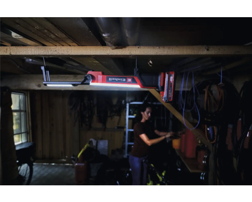Logo Einhell Lampe à batterie dans l'atelier avec une personne en arrière-plan