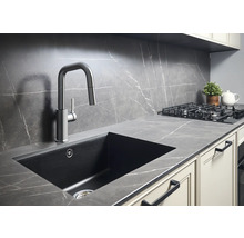 Küchenspüle mit Armatur in einer modernen Küche