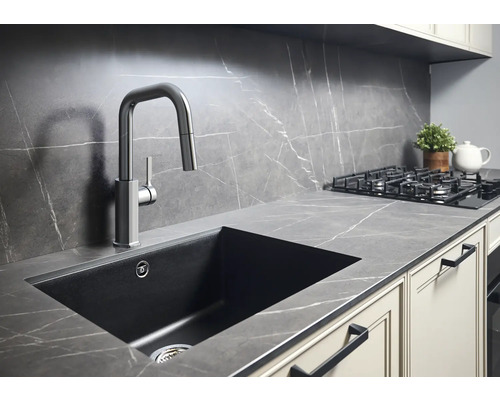 Küchenspüle mit Armatur in einer modernen Küche