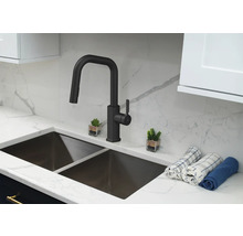 Spültischarmatur in einer modernen Küche mit Doppelspülbecken