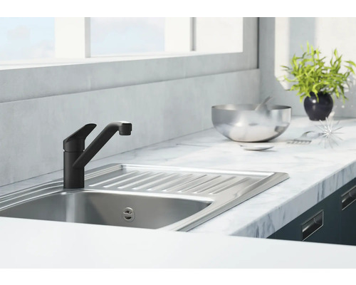 Küchenspüle mit schwarzer Armatur auf einer Arbeitsplatte
