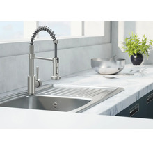 Évier de cuisine avec robinet en spirale dans une cuisine claire