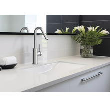 Salle de bain moderne avec lavabo, robinet et miroir