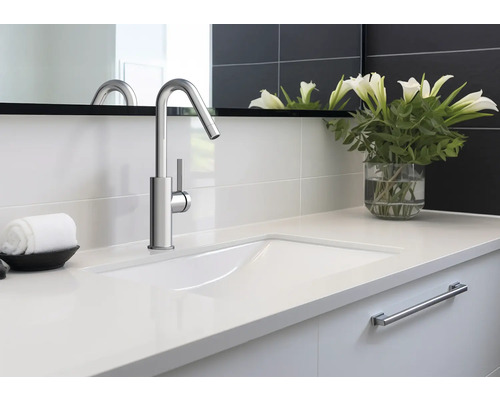 Salle de bain moderne avec lavabo, robinet et miroir