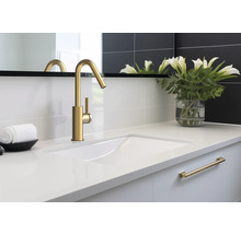 Salle de bains moderne avec robinet, lavabo et accessoires