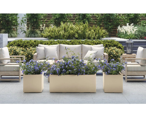 Terrasse mit Sofa, Sesseln und bepflanzten Pflanzgefäßen für den Aussenbereich.
