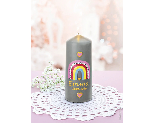 Graue Taufkerze mit Regenbogen, Herzen und dem Namen Emma