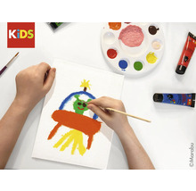 Une personne peint une image d'un ovni sur une toile avec un pinceau et des couleurs.