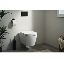 Salle de bains moderne avec WC suspendu, plaque de commande et porte-papier toilette.