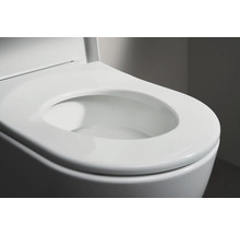 Gros plan de toilettes blanches avec couvercle ouvert