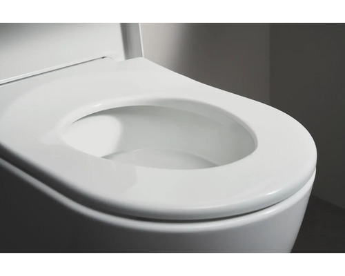 Gros plan de toilettes blanches avec couvercle ouvert
