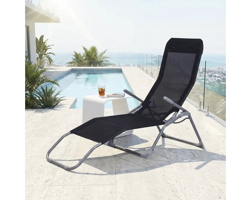 Chaise longue avec dossier réglable et porte-boissons à côté d'une piscine