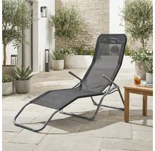 Scène de jardin avec une chaise longue en métal et revêtement textile