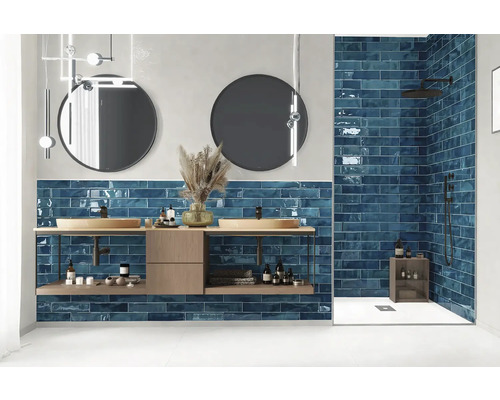 Salle de bains moderne avec lavabo, miroirs ronds et carreaux bleus