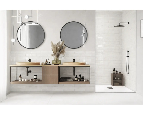 Salle de bains moderne avec meuble-lavabo, miroirs ronds et douche à l'italienne