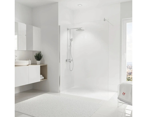 Salle de bains lumineuse avec douche, lavabo, miroir et tapis doux