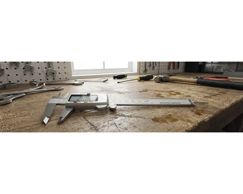 Digitale Schieblehre auf einer Werkbank