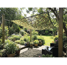 Jardin avec filet de camouflage servant de protection solaire au-dessus d'un coin salon