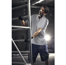 Homme sur un échafaudage portant des vêtements de travail et des gants