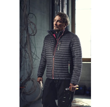 Homme en vêtements de travail avec doudoune et outils