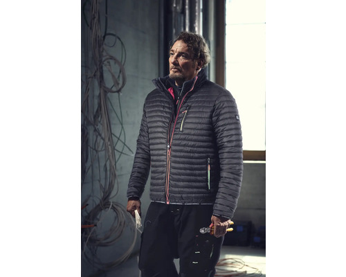 Homme en vêtements de travail avec doudoune et outils