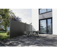 Pare-vue et table de jardin avec chaises sur une terrasse