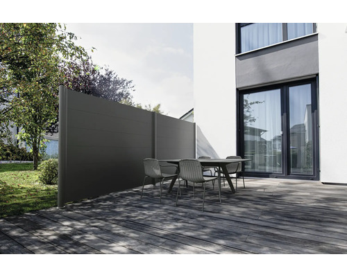 Pare-vue et table de jardin avec chaises sur une terrasse