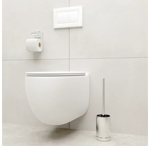 WC suspendu avec plaque de commande, porte-papier toilette et brosse de toilette dans une salle de bain lumineuse.