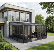 Wintergartenanbau mit Sitzgruppe an einem Wohnhaus