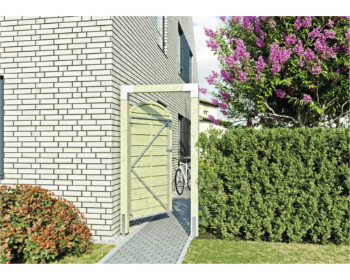 Holztor neben einem Haus mit Garten