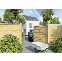 Holzzaun mit geöffnetem Tor und Einfahrt zu einem Wohnhaus