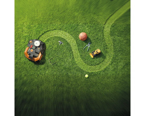 Pelouse avec robot tondeuse, ballon de basket, sécateur et pelleteuse jouet