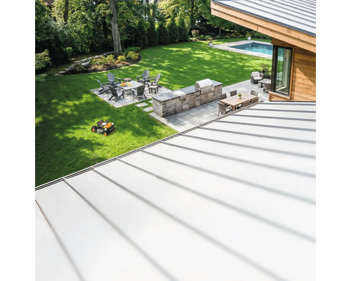 Überblick über einen Garten mit Rasenmähroboter, Grillplatz, Sitzgruppen und Pool