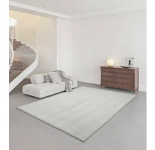 Innenraum mit Treppe, Sofa, Kommode und Teppich.