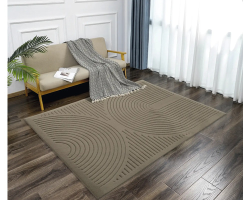 Gemusterter Teppich im Wohnzimmer mit Sofa und Vorhängen