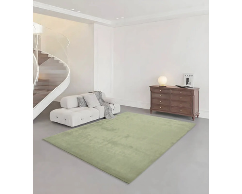 Innenraum mit Wendeltreppe, Sofa, Kommode und rechteckigem Teppich