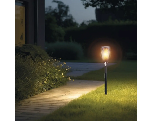 Garten mit leuchtender Solar-Fackel entlang eines Pfades