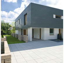 Maison moderne avec façade, jardin et pavés