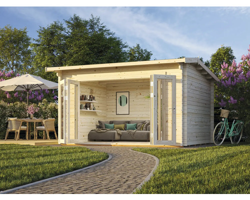 Abri de jardin Palmako Ines 11,1 m² avec plancher 434 x 379 cm naturel Maison de jardin en bois avec portes en verre ouvertes, canapé, table et chaises dans le jardin