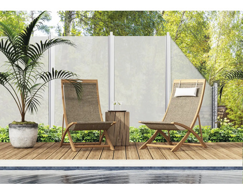 Zwei Gartenstühle auf einer Holzterrasse neben einem Pool