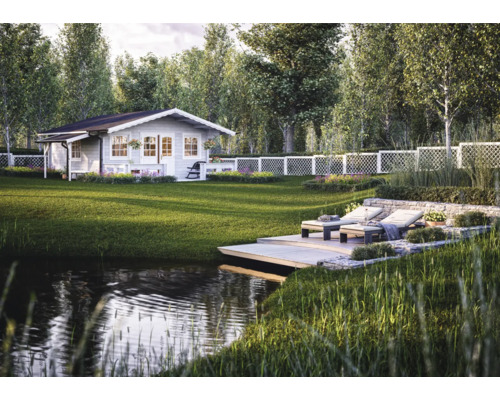 Jardin avec abri de jardin, chaises longues et étang