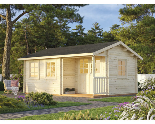 Maison de jardin en bois avec fenêtres et véranda dans le jardin