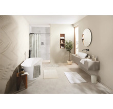 Badezimmer mit Badewanne, Waschtisch, Spiegel und dekorativen Elementen für ein helles und modernes Ambiente.