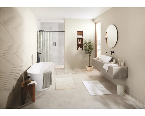 Badezimmer mit Badewanne, Waschtisch, Spiegel und dekorativen Elementen für ein helles und modernes Ambiente.