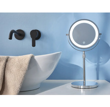 Lavabo de salle de bain avec robinetterie et miroir de courtoisie éclairé
