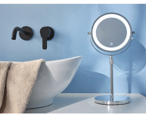 Lavabo de salle de bain avec robinetterie et miroir de courtoisie éclairé