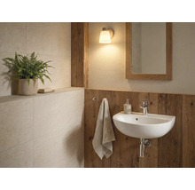 Salle de bain moderne avec lavabo blanc, lambris en bois et miroir