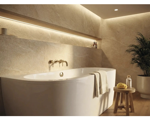 Salle de bains lumineuse avec baignoire, robinetterie et étagère avec décoration